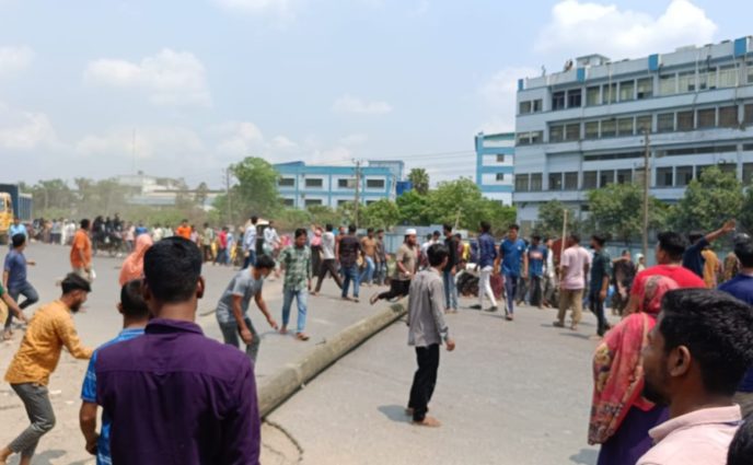 রূপগঞ্জে রবিনটেক্স শ্রমিক দফায় দফায় সংঘর্ষ   ইটপাটকেল নিক্ষেপ আহত ৫০