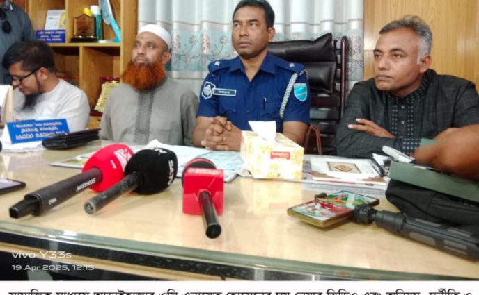 আড়াইহাজার থানার ওসি’র সংবাদ সম্মেলন নিয়ে সমালোচনার ঝড়