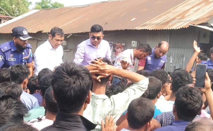 ৪ দফা দাবীতে আড়াইহাজারে পাওয়ারলুম শ্রমিকদের বিক্ষোভ , সড়ক অবরোধ,ইউএনও হস্তক্ষেপে আন্দোলন প্রত্যাহার