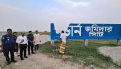 রূপগঞ্জে অবৈধ আবাসন কোম্পানীর সাইনবোর্ড গুড়িয়ে দিয়েছে প্রসাশন