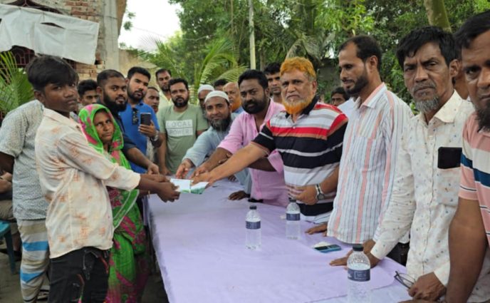 তারেক রহমানের পক্ষে জুলাই গণঅভ্যুত্থানে নিহত আরমানের পরিবারকে অনুদান দিলেন আজাদ