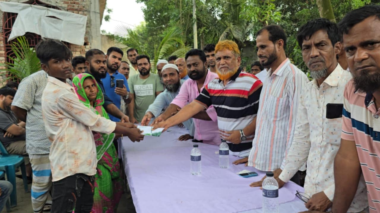 তারেক রহমানের পক্ষে জুলাই গণঅভ্যুত্থানে নিহত আরমানের পরিবারকে অনুদান দিলেন আজাদ
