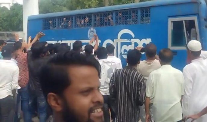 ফতুল্লায় স্বেচ্ছাসেবক দল নেতা মামুন হত্যা মামলায় ৭ আসামির জামিন না মঞ্জুর করে জেল হাজতে প্রেরণ