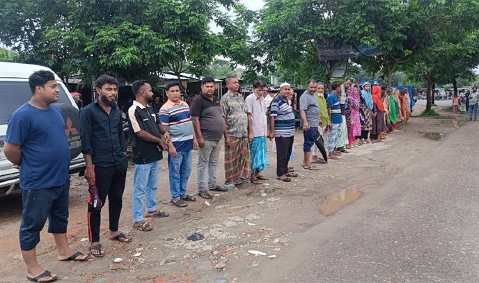 রূপগঞ্জে পিঠা ব্যবসার আড়ালে শাকিলার অসামাজিক কাজ, প্রতিবাদে এলাকাবাসীর মানববন্ধন