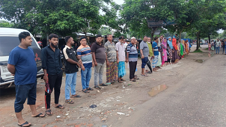 রূপগঞ্জে পিঠা ব্যবসার আড়ালে শাকিলার অসামাজিক কাজ, প্রতিবাদে এলাকাবাসীর মানববন্ধন