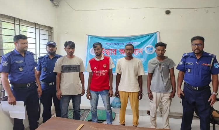 নারায়ণগঞ্জ জেলা সিদ্ধিরগঞ্জে ১০০ পুরিয়া হেরোইনসহ ৪ মাদক ব্যাবসায়ীকে  আটক করেছে সিদ্ধিরগঞ্জ থানা পুলিশ।