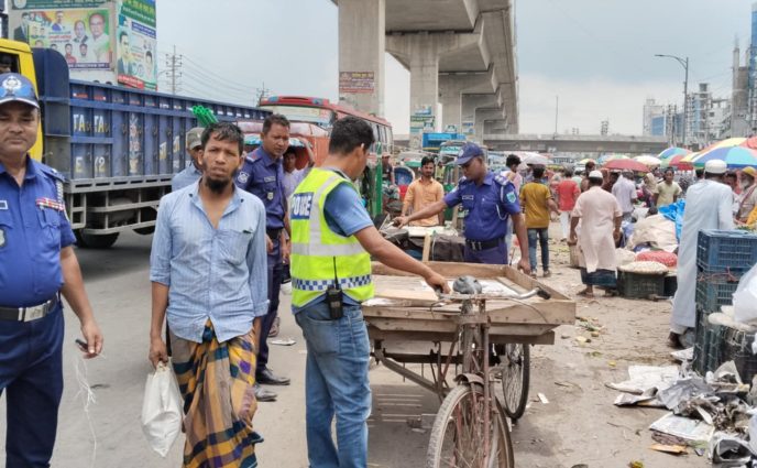 রূপগঞ্জে  হাইওয়ে পুলিশ ঢাকা-সিলেট মহাসড়ক অবৈধ দখলমুক্ত অভিযান  