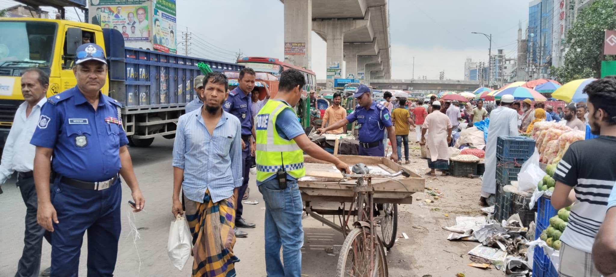 রূপগঞ্জে  হাইওয়ে পুলিশ ঢাকা-সিলেট মহাসড়ক অবৈধ দখলমুক্ত অভিযান  
