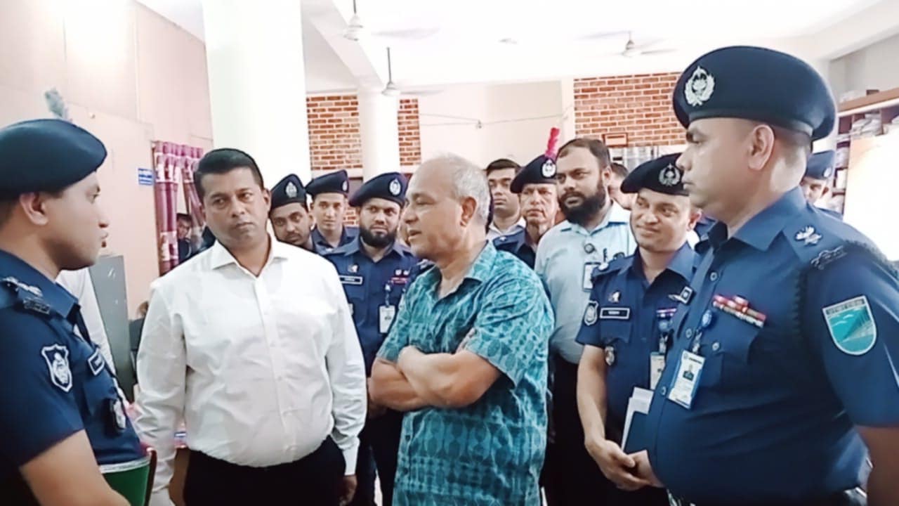 নির্দোষ ব্যাক্তি যেন শাস্তি না পায় : আড়াইহাজারে স্বরাষ্ট্র উপদেষ্টা