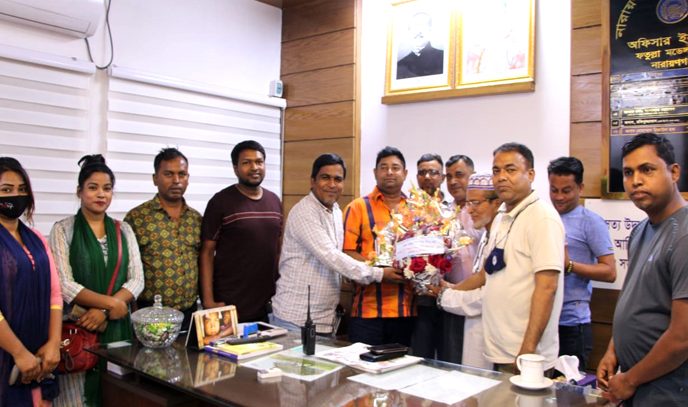 ওসি দিপুকে ফতুল্লা রিপোর্টার্স ইউনিটির ফুলেল শুভেচ্ছা