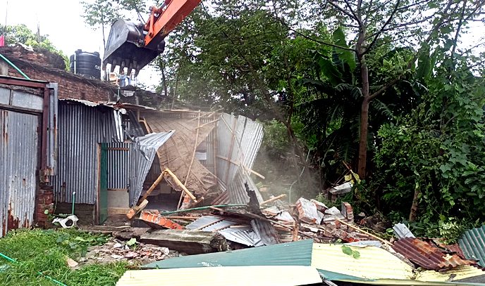 শীতলক্ষ্যায় আরও ১৭ টি অবৈধ স্থাপনা উচ্ছেদ, জরিমানা