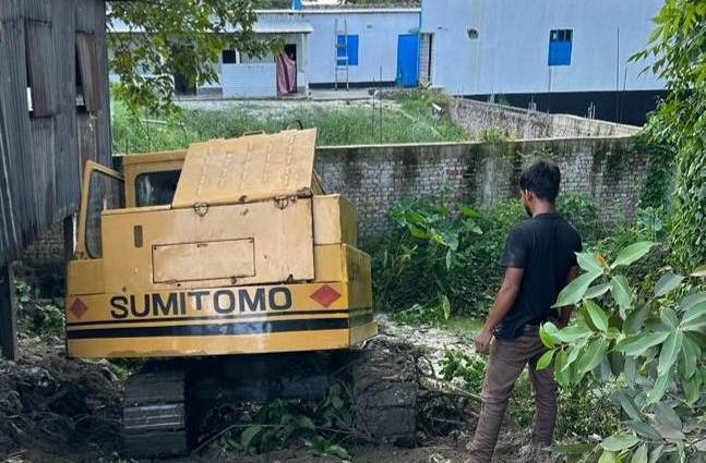 আড়াইহাজারে আদালতের নিষেধাজ্ঞা অমান্য করে জোরপূর্বক জমি দখলের চেষ্টা