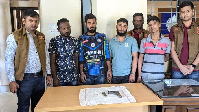 নারায়ণগঞ্জ ডিবি পুলিশের অভিযানে অস্ত্র-গুলিসহ চার সন্ত্রাসী গ্রেফতার