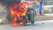 নারায়ণগঞ্জ জেলা প্রশাসকের কার্যালয়ের সামনে সিএনজিতে অগ্নিকাণ্ড