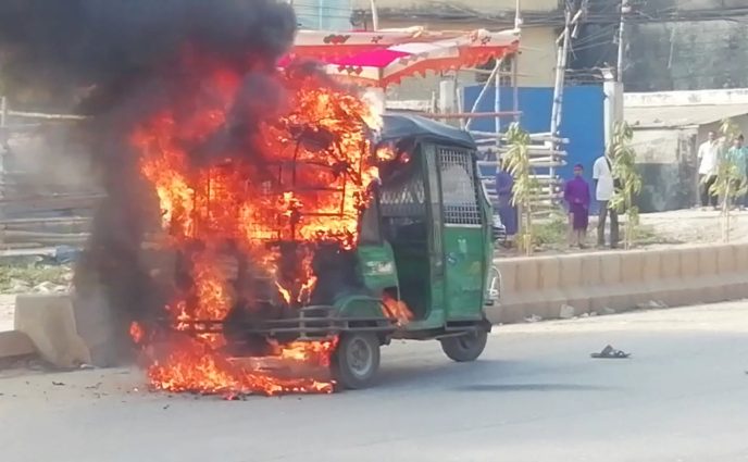 নারায়ণগঞ্জ জেলা প্রশাসকের কার্যালয়ের সামনে সিএনজিতে অগ্নিকাণ্ড