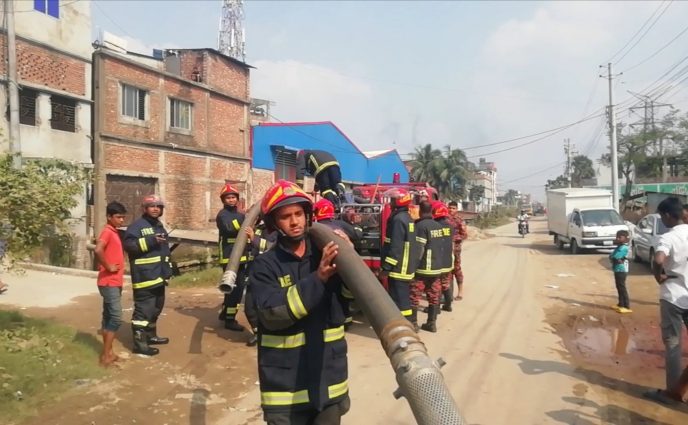 ফতুল্লায় অগ্নিকাণ্ডের আড়াই ঘন্টা প‌রে আস‌লো ফায়ার সার্ভিস-ক্ষুব্ধ জনসাধারণ