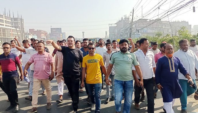 বিএনপি-জামায়াতের অবরোধের বিরুদ্ধে ঢাকা-চট্টগ্রাম মহাসড়কে সিদ্ধিরগঞ্জে যুবলীগের মিছিল