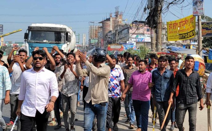 পুলিশের রক্ত বৃথা যেতে দেবো না’ স্লোগানে অবরোধ বিরোধী মিছিল