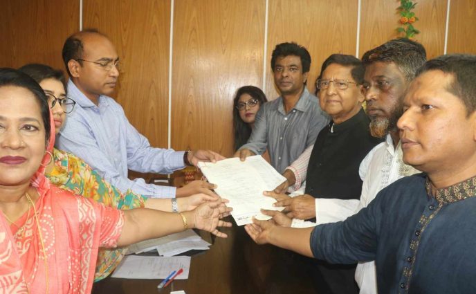 রূপগঞ্জে বস্ত্র ও পাটমন্ত্রী গোলাম দস্তগীর গাজী  বীর প্রতীকের মনোনয়নপত্র জমা