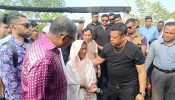 রূপগঞ্জে আগুনে ঘর পুড়ে যাওয়া  বিধবার পাশে ডন সেলিম