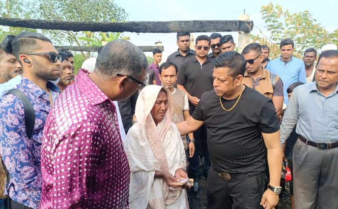 রূপগঞ্জে আগুনে ঘর পুড়ে যাওয়া  বিধবার পাশে ডন সেলিম