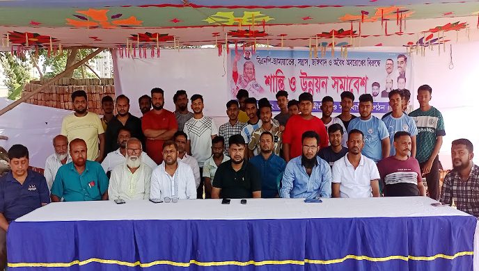 বিএনপির নৈরাজ্য ঠেকাতে শ্রমিক লীগ নেতা কবির হোসেন নেতাকর্মীদের নিয়ে রাজপথে অবস্থান