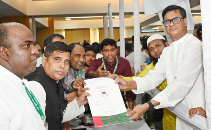 নাঃগঞ্জ-৩ আসনে আ.লীগের মনোনয়ন ফরম কিনলেন এ এইচ এম মাসুদ দুলাল