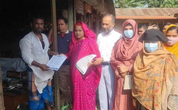 আড়াইহাজারে মহিলা দলের লিফলেট বিতরণ