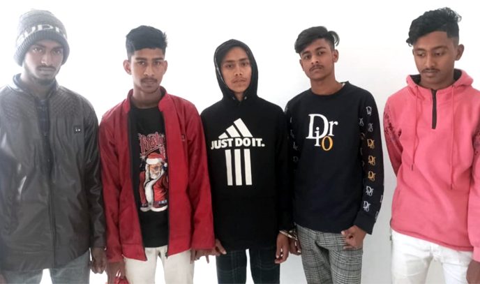 বন্দরে কিশোর গ্যাংয়ের ৫ সদস্যকে পুলিশে দিল জনতা