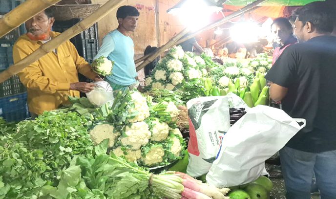 শহরের বাজার গুলোতে ভরা মৌসুমেও  সবজির দাম চড়া, ক্রেতাদের অস্বস্তি