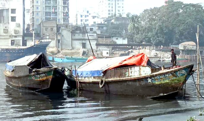 বন্দরে চোরাই ফার্নিস ওয়েল ভর্তি ট্রলার জব্দ