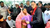 সোনারগাঁয়ে শীতার্ত অসহায় মানুষের মাঝে কম্বল বিতরণ