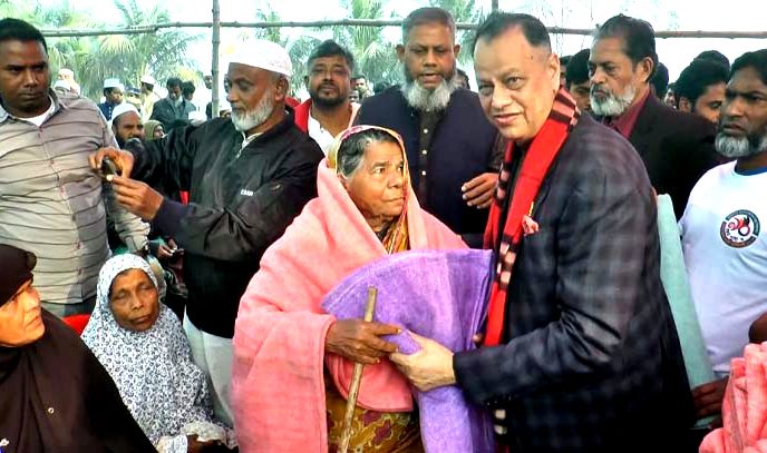 সোনারগাঁয়ে শীতার্ত অসহায় মানুষের মাঝে কম্বল বিতরণ