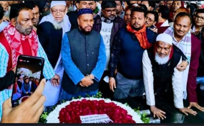 জাতির পিতার প্রতিকৃতিতে পুষ্পস্তবক অর্পণ করেন ঢাকা-৫ আসনের এমপি আলহাজ্ব মশিউর রহমান মোল্লা।