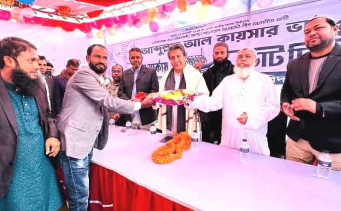 সোনারগাঁয়ে লাঙ্গল থেকে নৌকায় ডিগবাজি,পুষ্প মাল্য দিয়ে নৌকায় বরণ