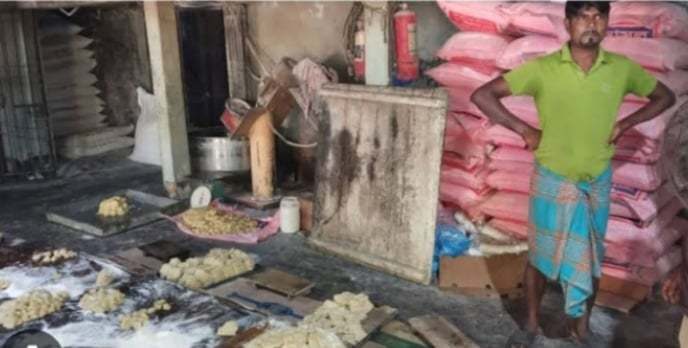 রাজধানী কদমতলী থানা অস্বাস্থ্যকর পরিবেশে শিশু খাদ্য তৈরী হচ্ছে।