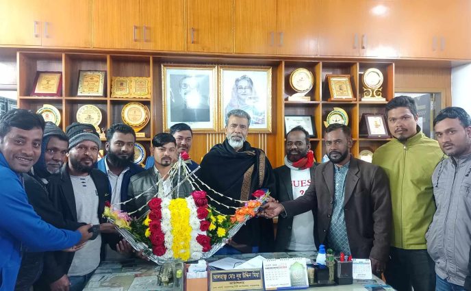 কাউন্সিলর হাজ্বী নূর উদ্দিন মিয়াকে ফুলের নৌকা দিয়ে শুভেচ্ছা