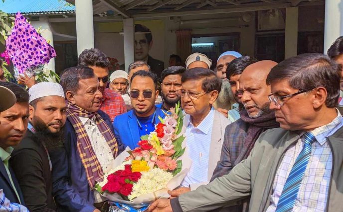 রূপগঞ্জ উপজেলা প্রেসক্লাবের পক্ষ থেকে গোলাম দস্তগীর গাজীকে ফুলেল  শুভেচ্ছা