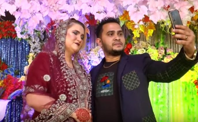 গভীর ভালোবাসা ও প্রেমের টানে আফ্রিকান তরুণী বন্দরে