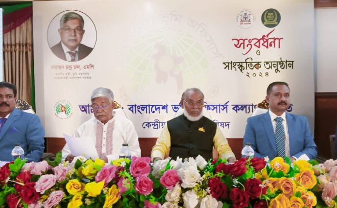 ভূমি মন্ত্রীকে সংবর্ধনা দিয়েছে বাংলাদেশ ভূমি অফিসার্স কল্যাণ সমিতি।