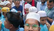 একুশে বইমেলা মদিনাতুল উলুম দৃষ্টি প্রতিবন্ধী এতিমখানা মাদ্রাসার শিক্ষার্থী।