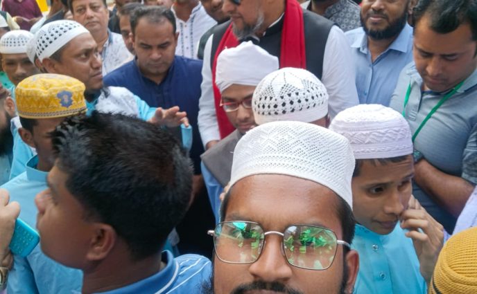 একুশে বইমেলা মদিনাতুল উলুম দৃষ্টি প্রতিবন্ধী এতিমখানা মাদ্রাসার শিক্ষার্থী।