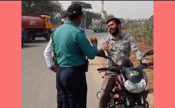 ট্রাফিক ওয়ারী বিভাগের  অবৈধ যানবাহনের বিরুদ্ধে সাঁড়াশি অভিযানে বদলে যাচ্ছে সড়কের পরিবেশ।