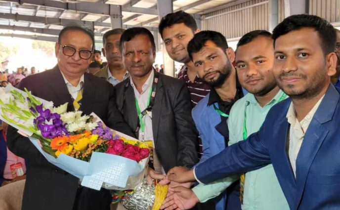 রূপগঞ্জে মাইটিভির চেয়ারম্যান নাসির উদ্দীন সাথীকে ফুলেল শুভেচ্ছা