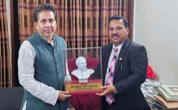 জাতীয় সংসদের হুইপ নজরুল ইসলাম বাবু এমপি কে বঙ্গবন্ধুর প্রতিকৃতি প্রদান করলেন এমপি কায়সার