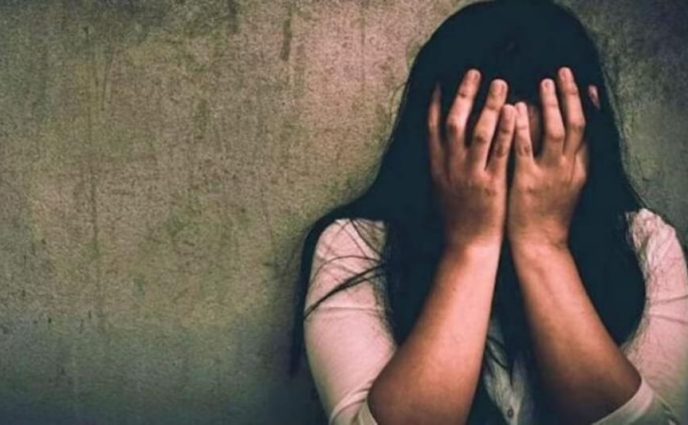 বন্দরে শ্লীলতাহানি ভিডিও ধারণ করে যুবতীকে ডেকে নিয়ে ধর্ষণ