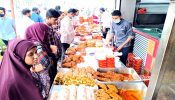 শহরে বাহারি পসরায় সেজেছে ইফতার বাজার, ক্রেতাদের ভীড়