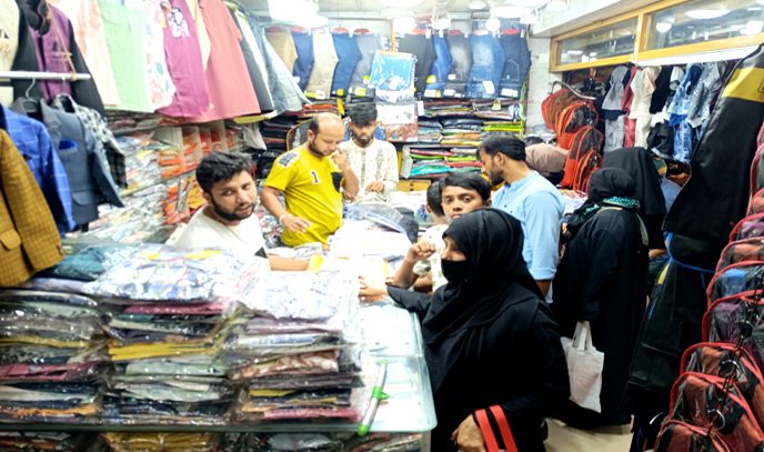 নারায়ণগঞ্জে ঈদ ও পহেলাকে বৈশাখকে ঘিরে জমজমাট বেচাকেনা,ক্রেতাদের দাবি দাম বেশি