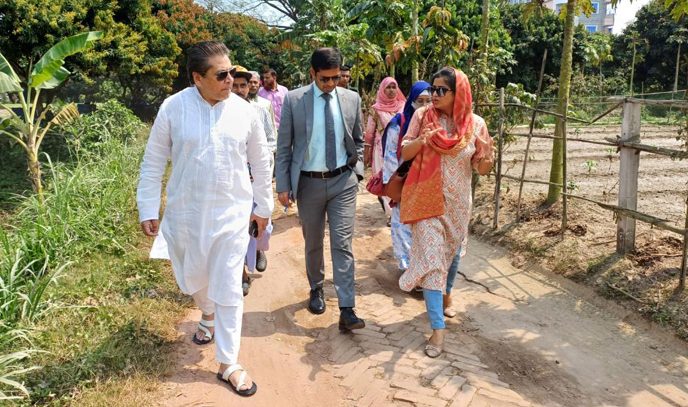 সোনারগাঁয়েস্মার্ট ভিলেজ তৈরীর লক্ষ্যে   গ্রাম পরিদর্শনে এমপি কায়সার 
