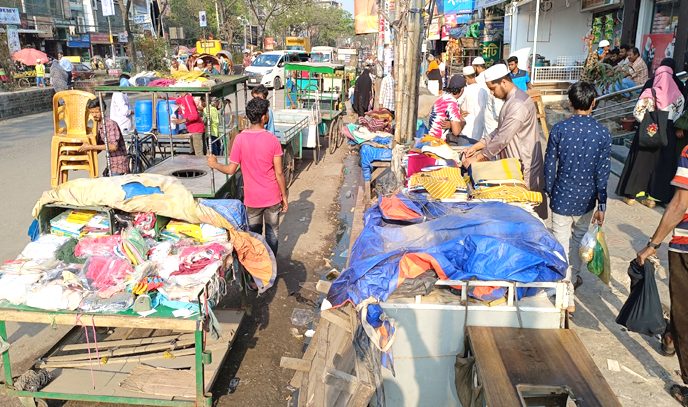 শহরে অস্থায়ীভাবে বসতে শুরু করেছে হকাররা